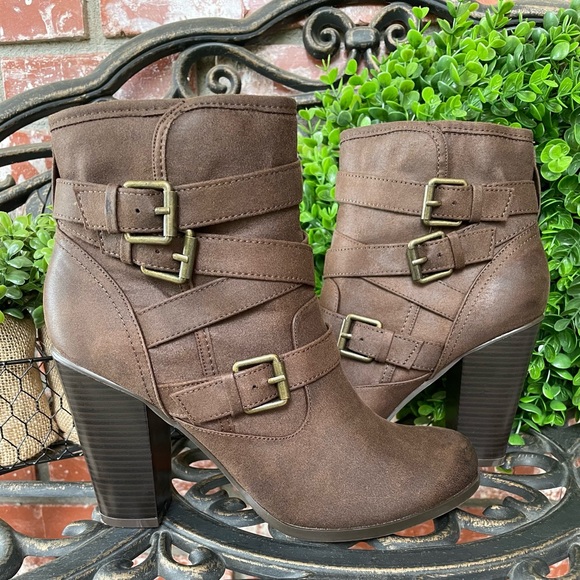 JustFab Binnae High Heeled Bootie; Brown Suede W/Multi-Straps & Buckles; Size 9 - Picture 4 of 13